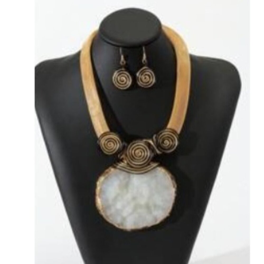 Bohemian Style Luxe White Howlite Stone & Aluminum Wire Wrap Pendant Necklace Se
